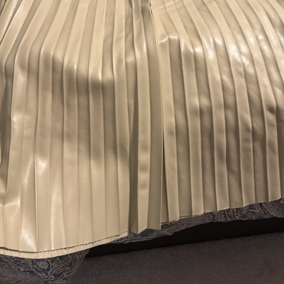 Elegant Cream Pleated Skirt faux leather - Picture 3 of 3